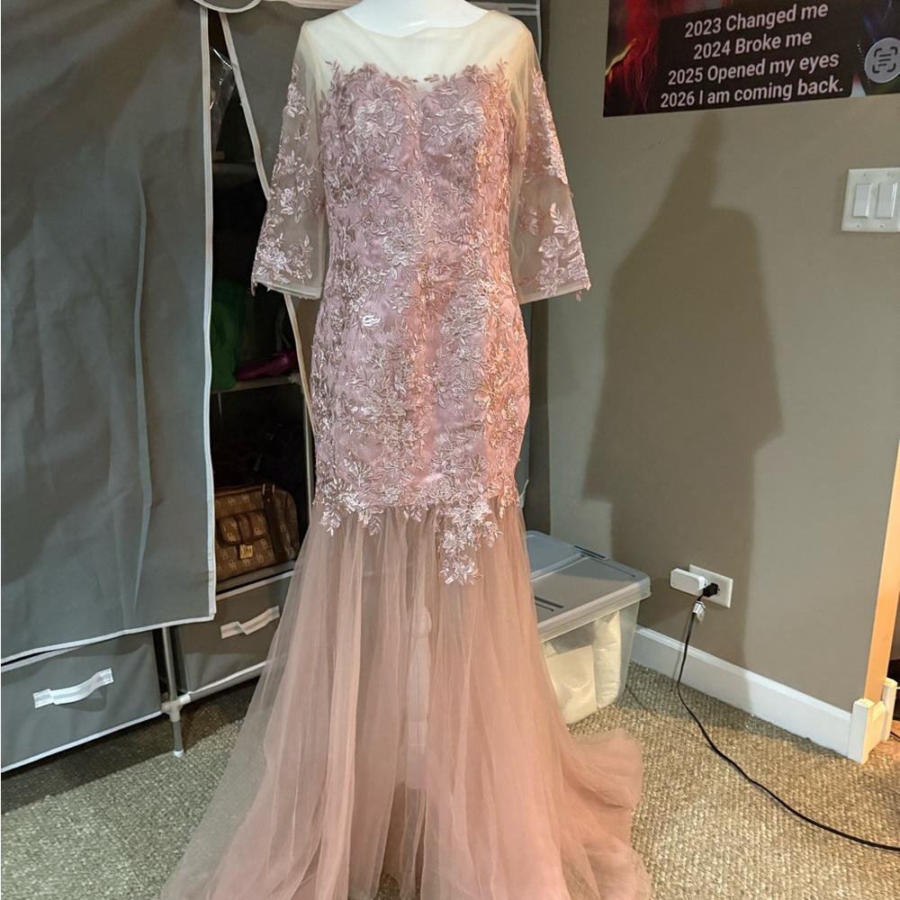 NWOT Sz 36x32x36 Elegant Dusty Rose embroidered & Lace Gown w/ Tulle short train